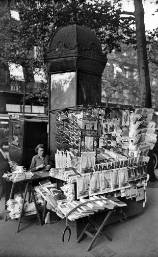 Photo kiosque noir et blanc